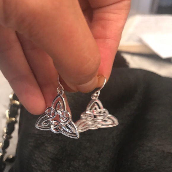 New 2 pairs of earrings as shown - Picture 3 of 5